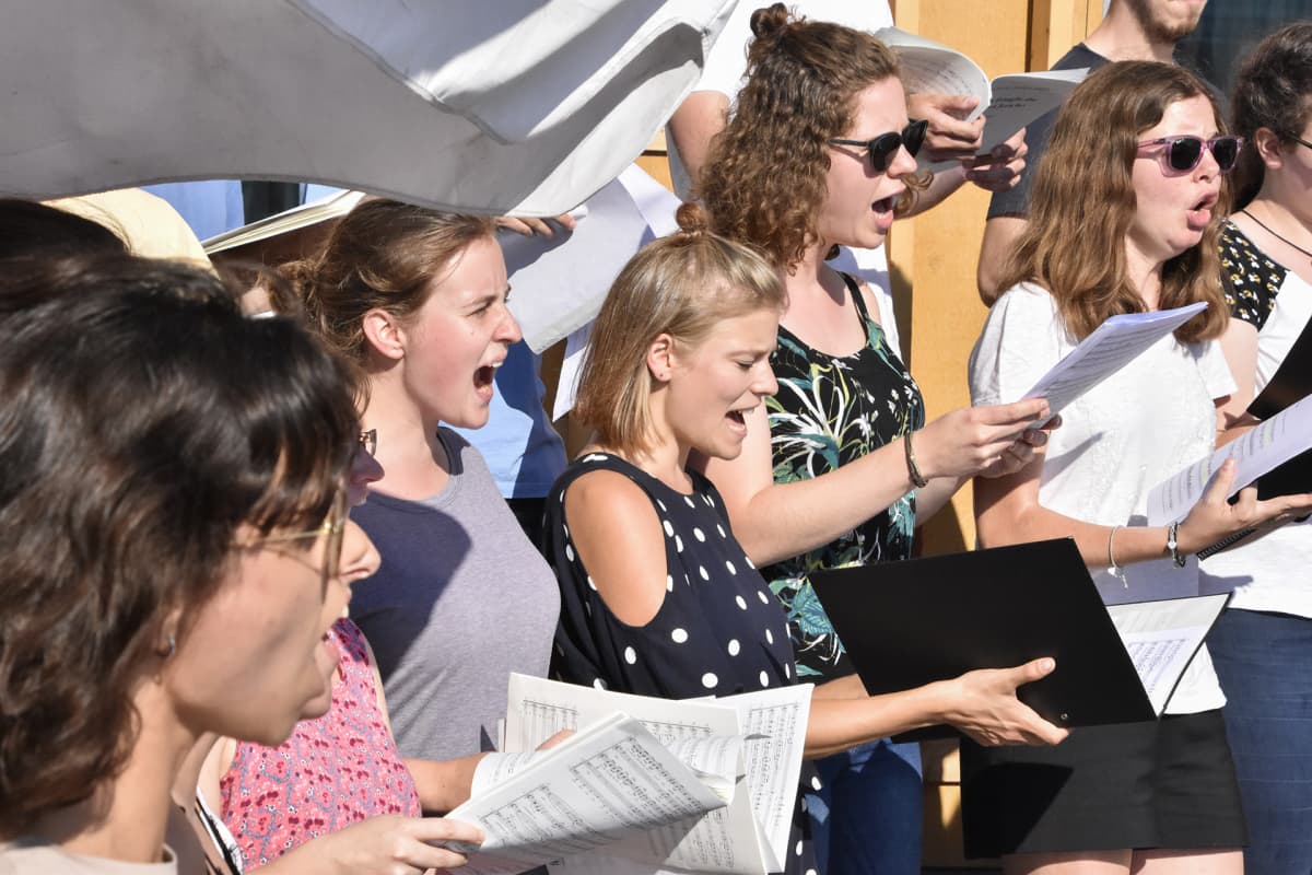 EuroChoir-kuoron nuoret laulajat pitivät pop up -konsertin merikylpylä Allas Sea Poolilla Helsingissä.