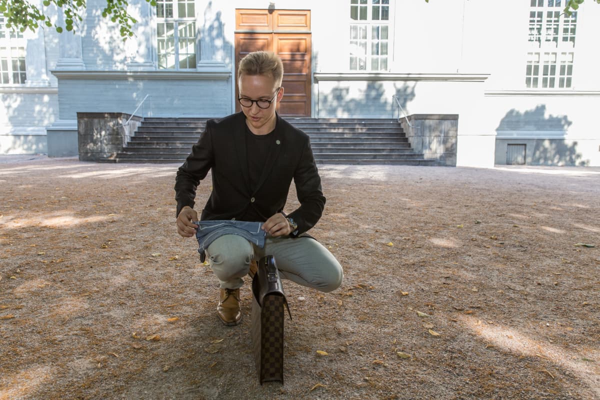 Roni Arvonen viikkaa taskuliinaansa.