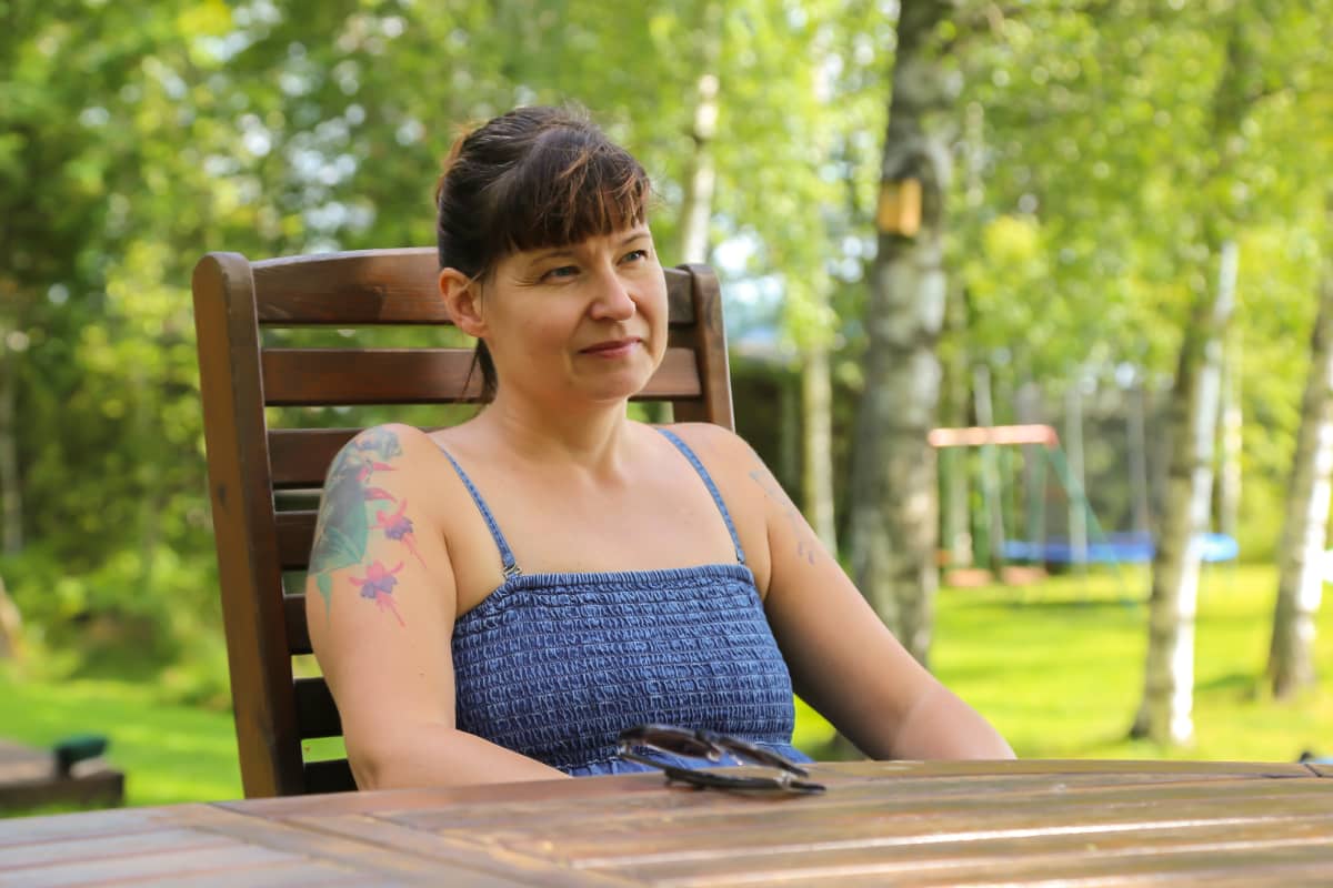 Yötyö rasittaa vatsaa ja lisää naisten rintasyöpäriskiä. Outi Mäkelä pohtii lomallaan siirtymistä takaisin päivätyöhön.