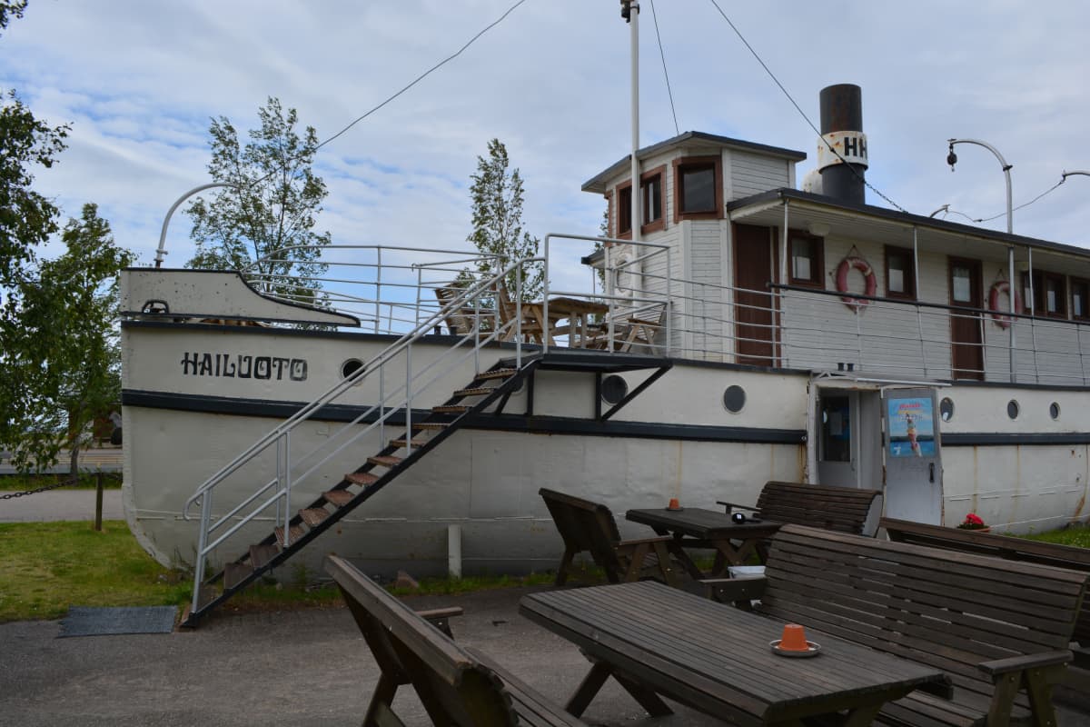 Laiva toimii nykyään kahvilana Lumijoen Varjakassa. Vuonna 1920 Varjakan edustalla sattui laivan tuhoisin onnettomuus, jossa viisi ihmistä hukkui heidän ahtauduttaan liian pieneen veneeseen matkatavaroineen.