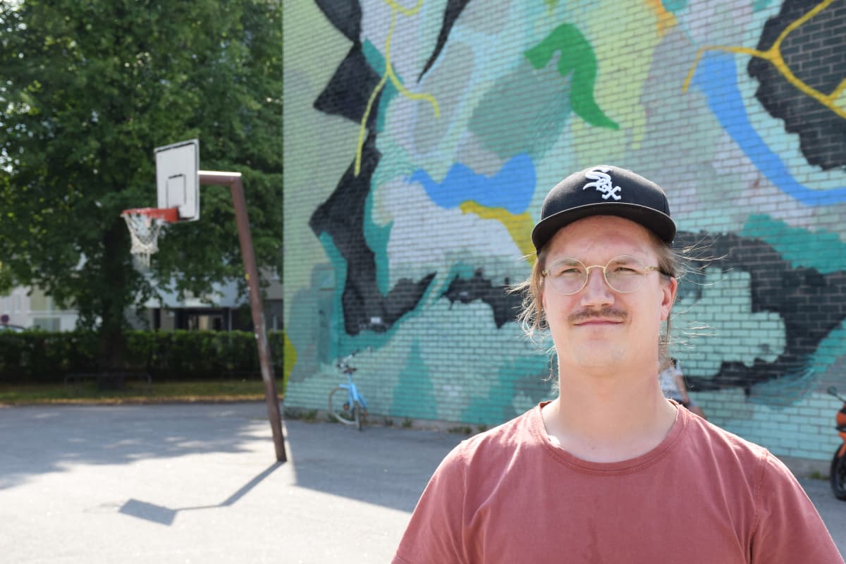 Juuso Suuronen Kaurialan koululla Hämeenlinnassa.