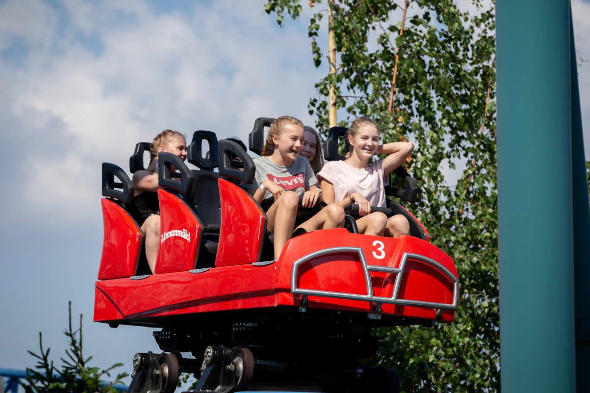 Ihmisiä Linnanmäen Salama-vuoristoradalla