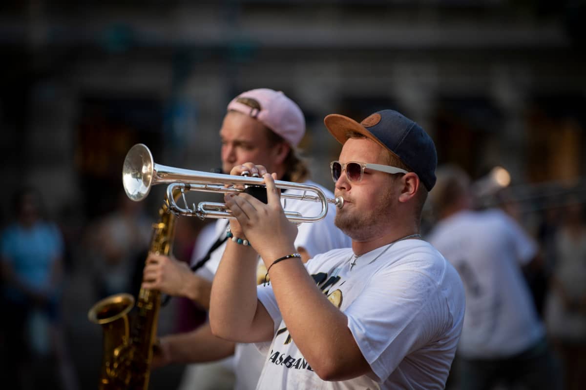 Timo Brass Bandiin kuuluva trumpetisti Aapo Wikstén soittaa Esplanadin puistossa.