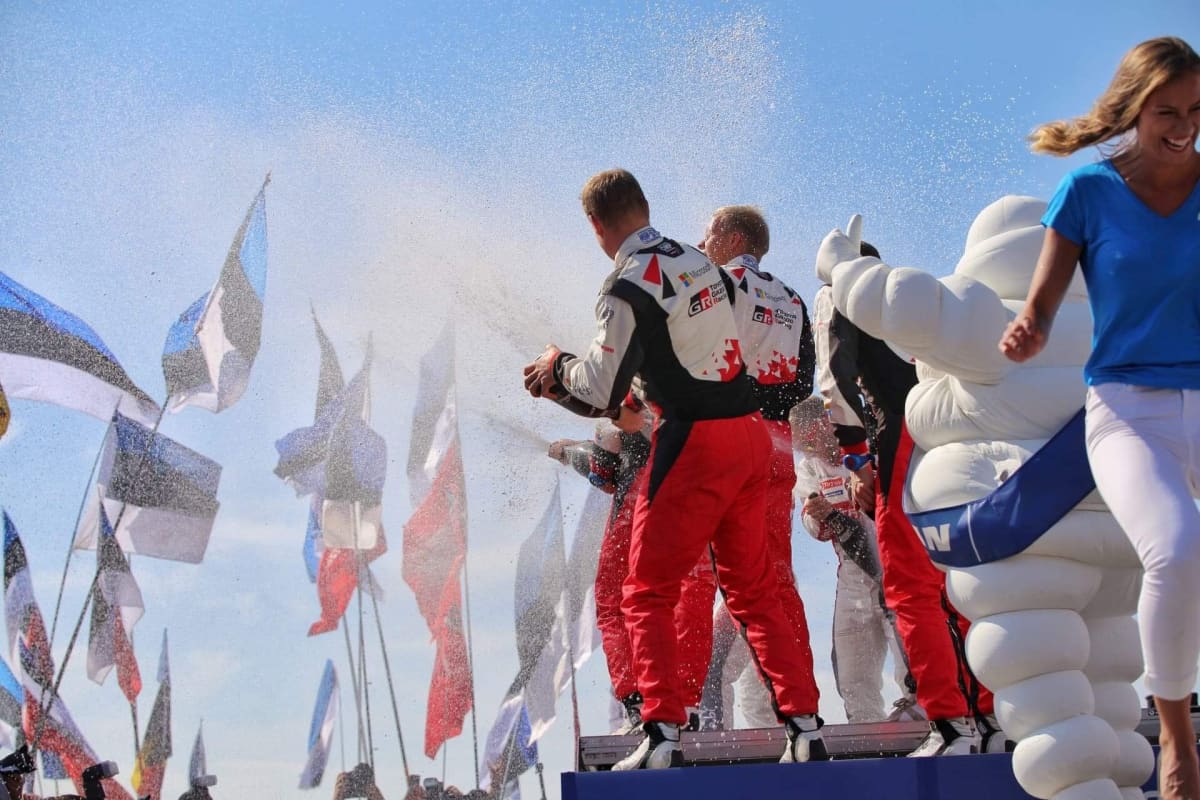 Toyotan Ott Tänak ja Jari-Matti Latvala juhlivat Jyväskylän MM-rallin huipputulosta.