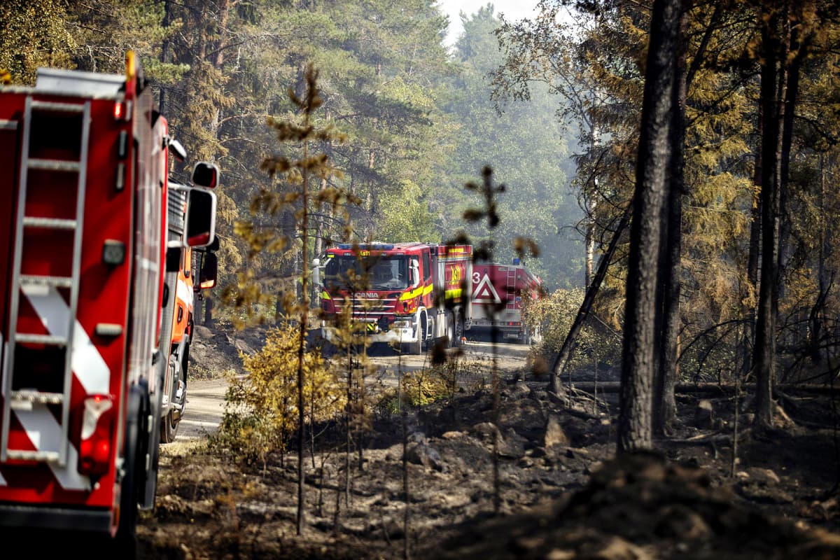 Pyhärannan metsäpalon sammutustöitä.