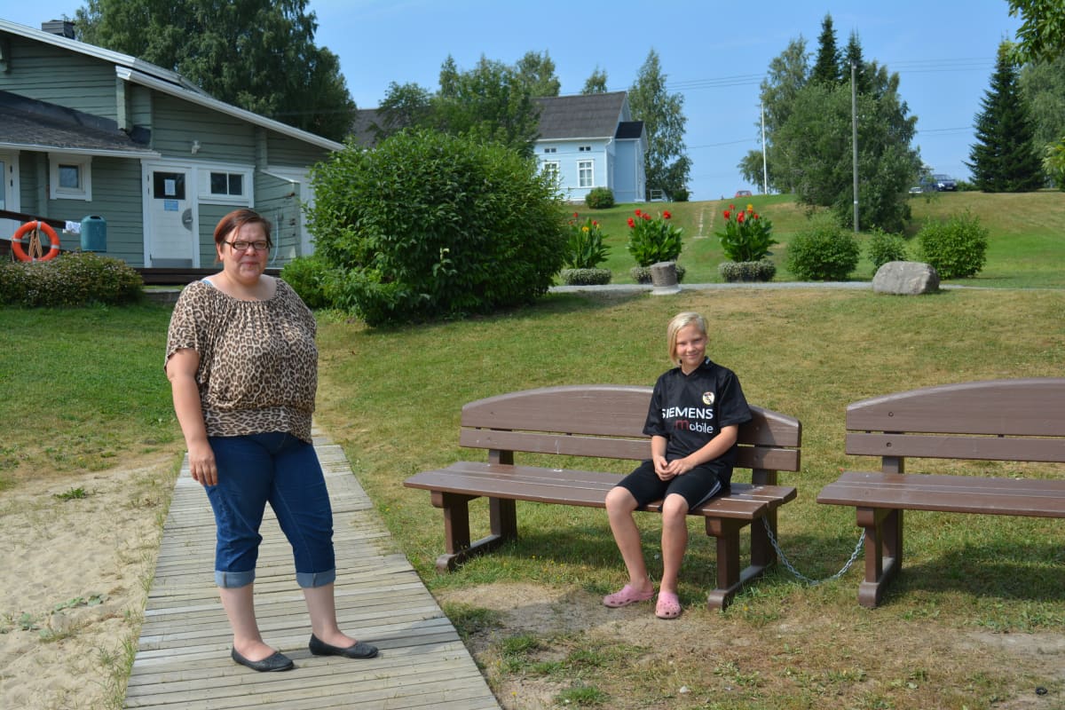 Viisikymppisen miehen Alavudella toukokuussa 2018 hukkumiselta pelastanut Mira-Maria Mäkinen äitinsä Merja Lauttamus-Mäkisen kanssa Harrin rannassa.