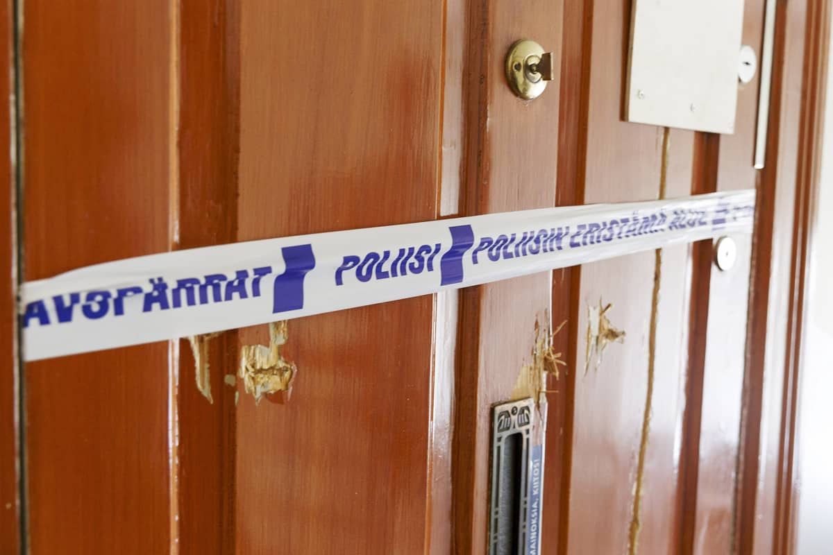 Kasarmikadun asunnon ovi.