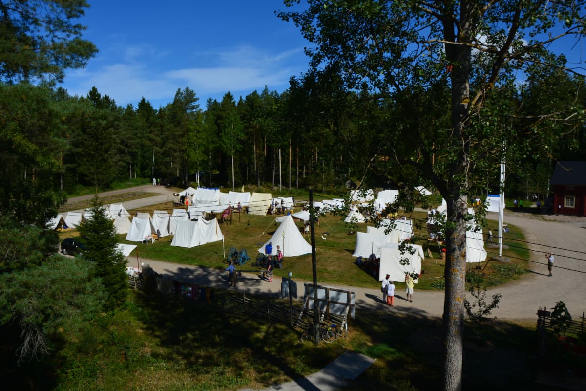 Telttakylä Oravaisissa Furiirin puustellin pihassa
