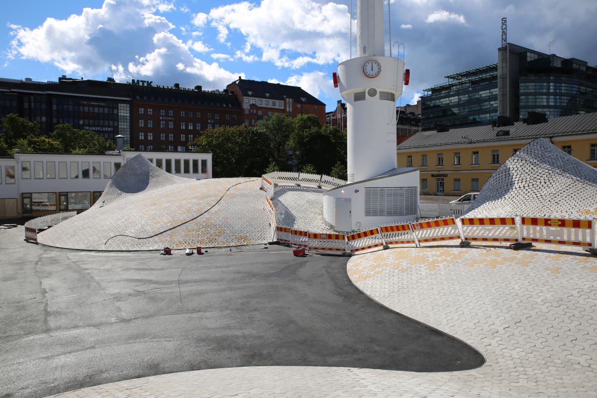 Amos Rex -taidemuseon kattorakennelmia Lasipalatsinaukiolla.