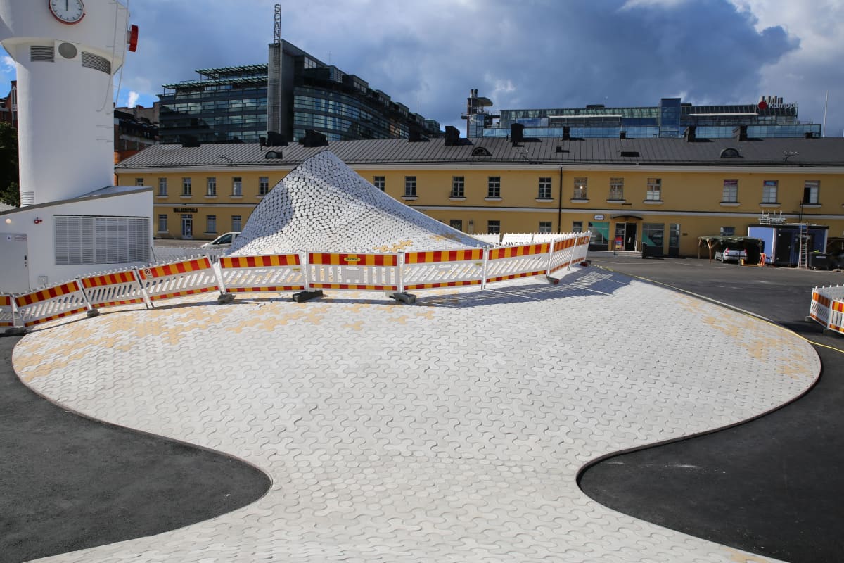 Amos Rex -taidemuseon kattorakennelmia Lasipalatsinaukiolla.