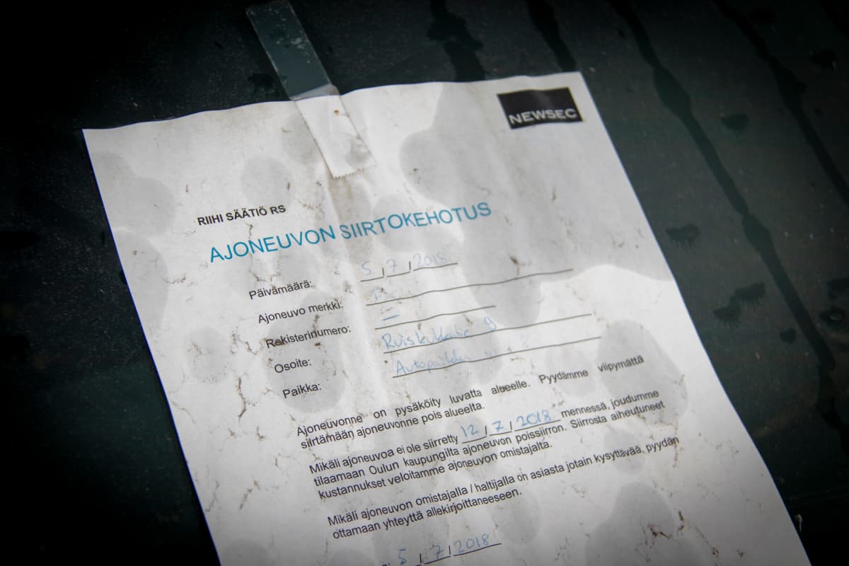 Ajoneuvon ikkunaan liimattu ajoneuvon siirtokehoitus.