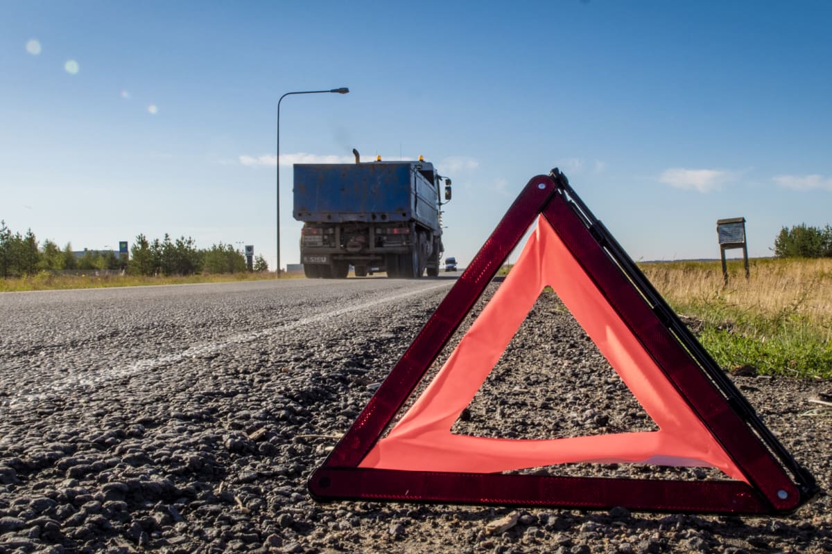 Varoituskolmio tien laidassa, Rekka, Kuorma-auto, liikenneturvallisuus