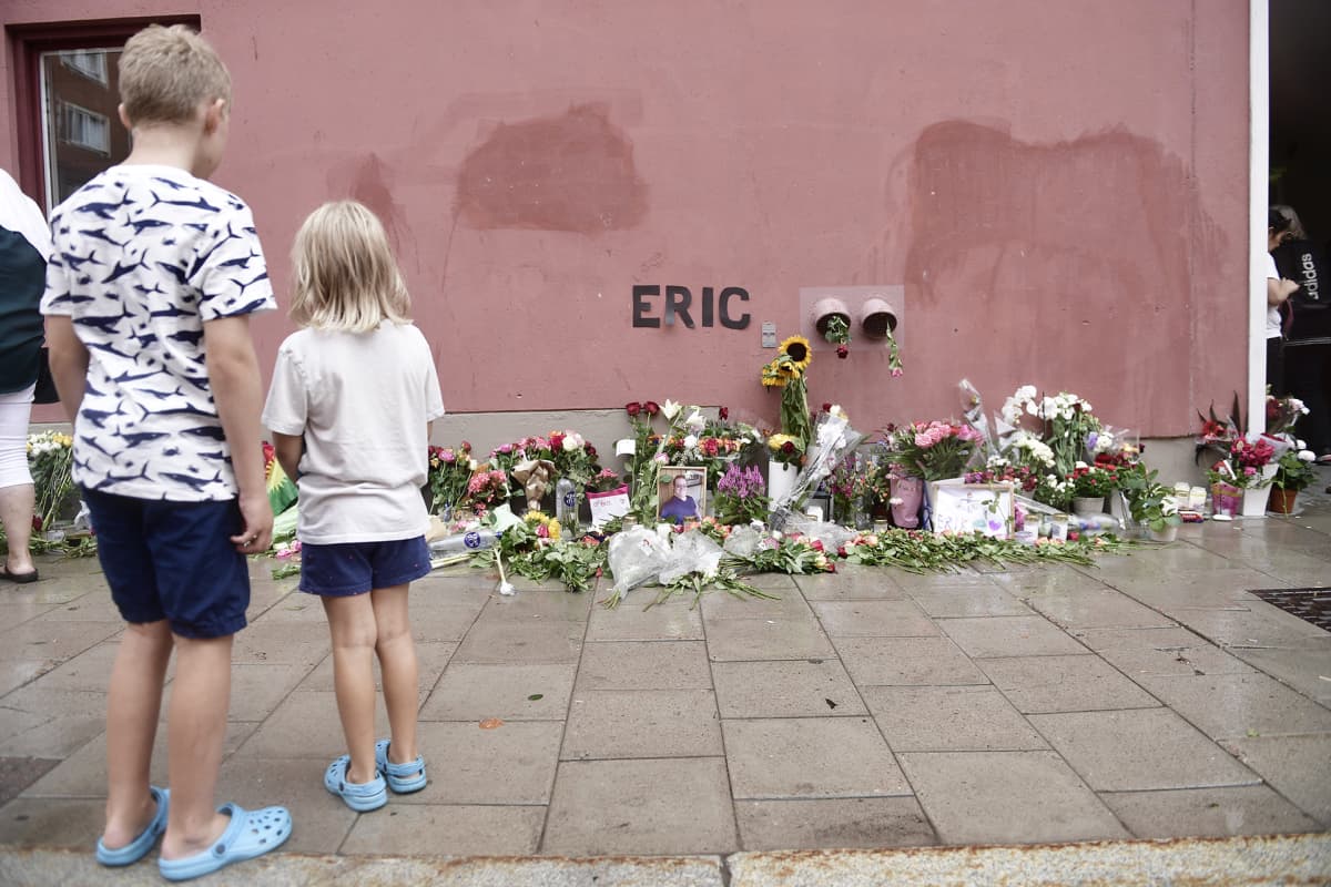 Poliisin ampuman Ericin surmapaikalle oli tuotu kukkia Tukholman Vasastanin kaupunginosassa.