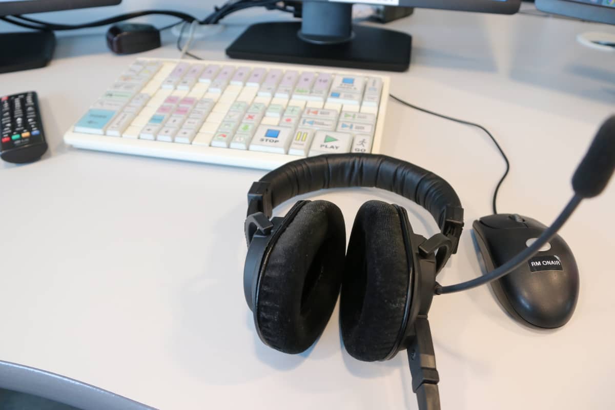 Radiokuulokkeet pöydällä.