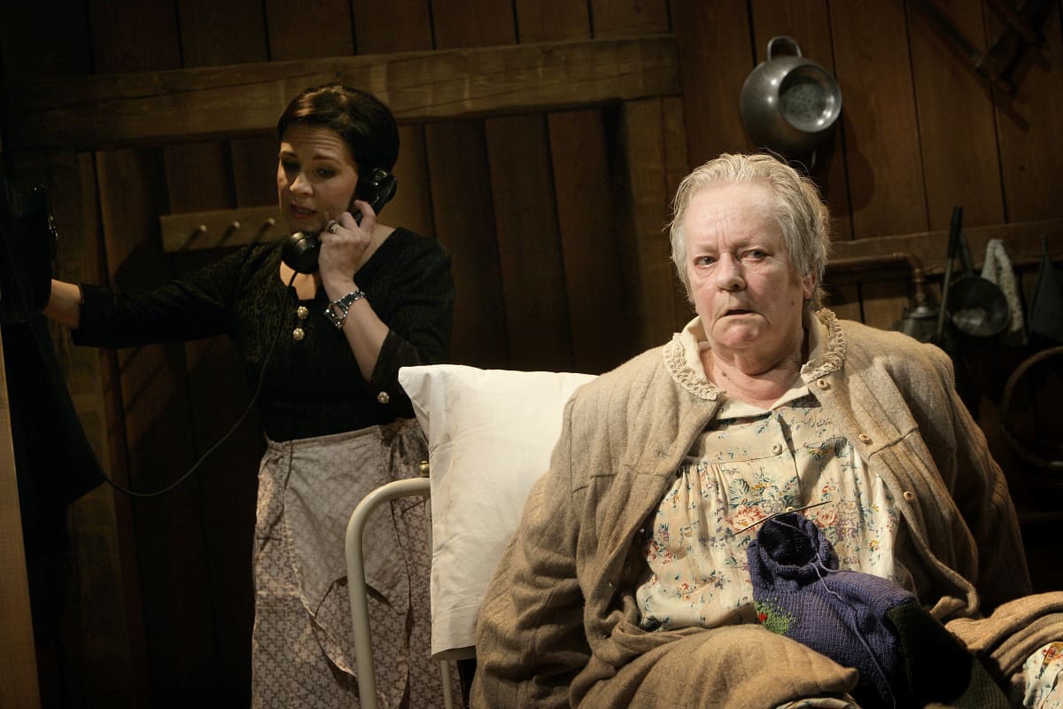 Näyttelijät Eila Roine ja Teija Auvinen Tampereen Teatterin Grace ja Glorie -näytelmässä.
