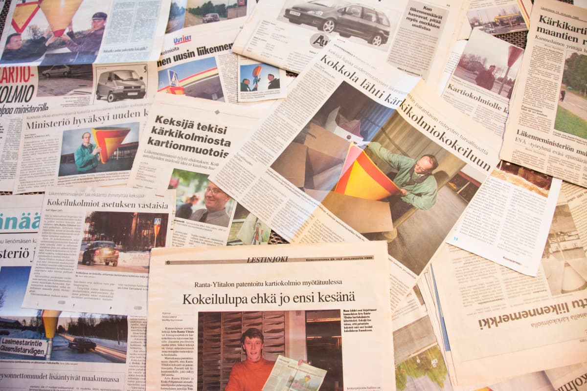 Kuvassa Arto Ranta-Ylitalon kartiokolmiosta kertovia lehtileikkeitä.