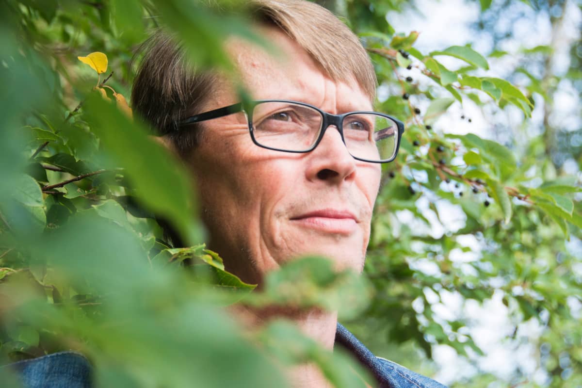 Arto Ranta-Ylitalo katsoo kohtalokkaasti kaukaisuuteen pusikon keskeltä.