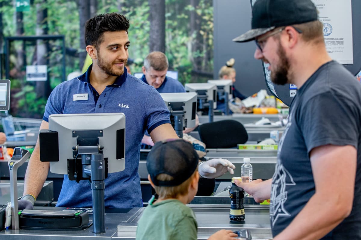 Arsalan Sherifi työskentelee kaupan kassalla.