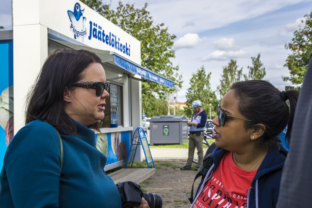 Pohjois-Suomen elokuvakeskuksen asiantuntija Anne Laurila ja kuvauspaikkajärjestäjä Asha Sharma.