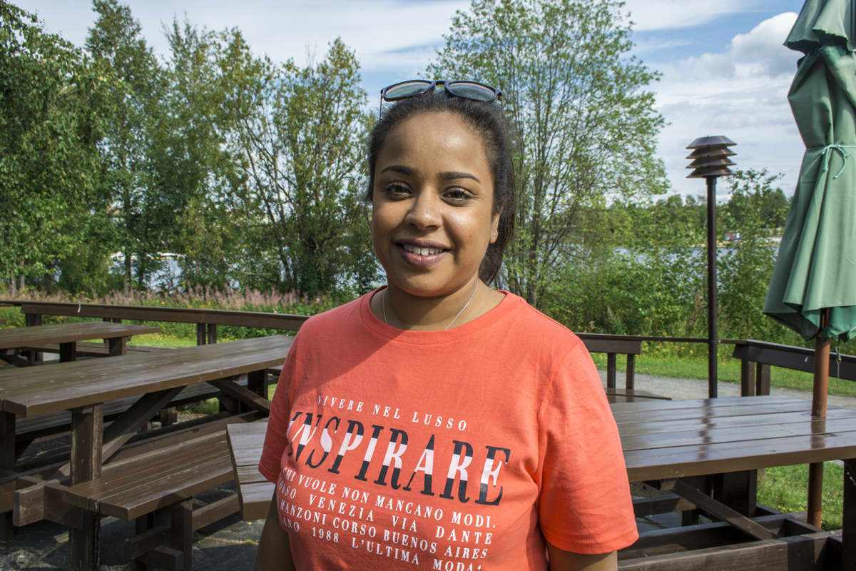 Suurten kansainvälisten elokuvatuotantojen kuvauspaikkajärjestäjä Asha Sharma.