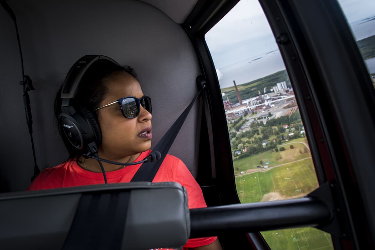 Asha Sharma helikopterissa Oulun taivaalla.