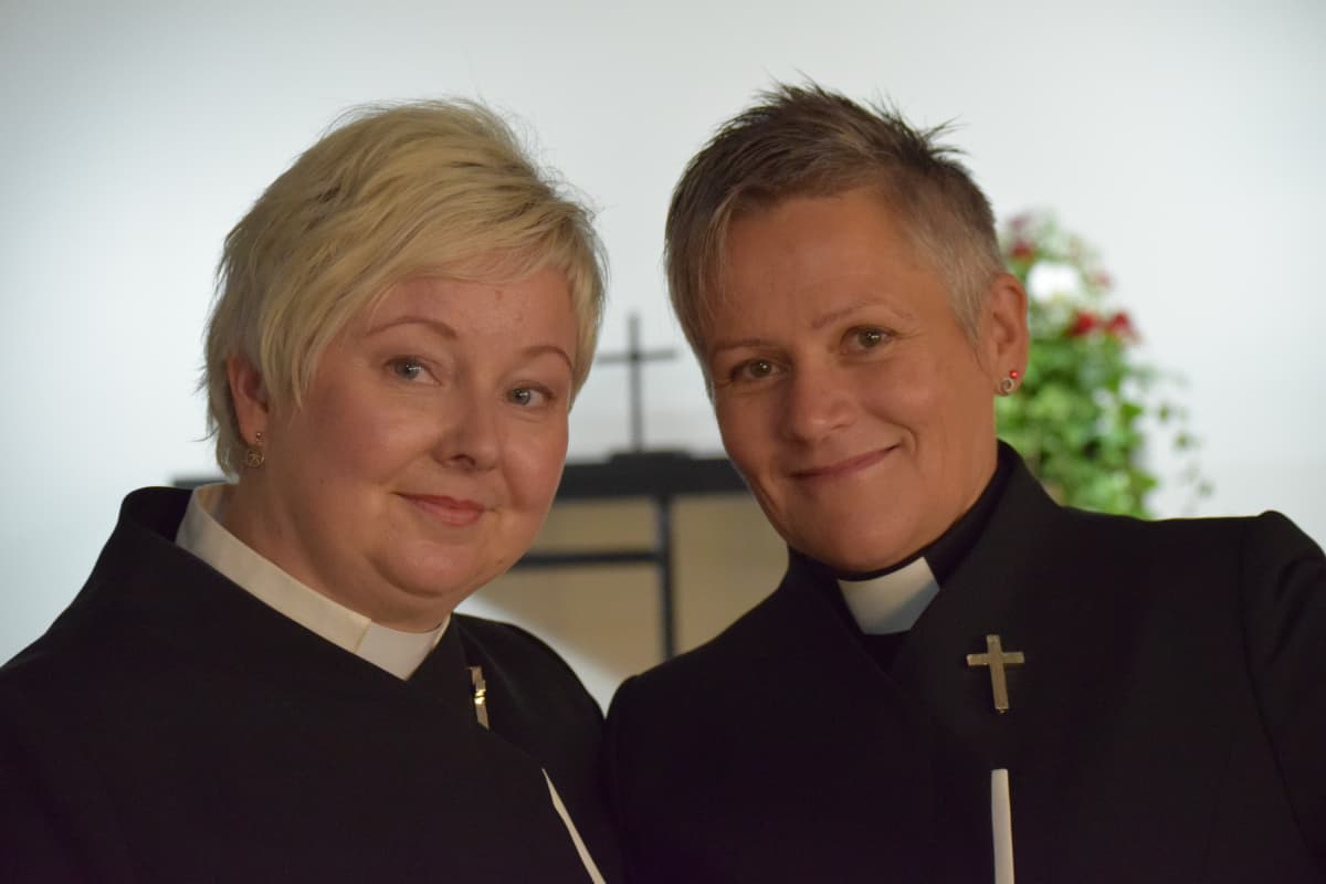 Kaksi vihkipappia rinnakkain