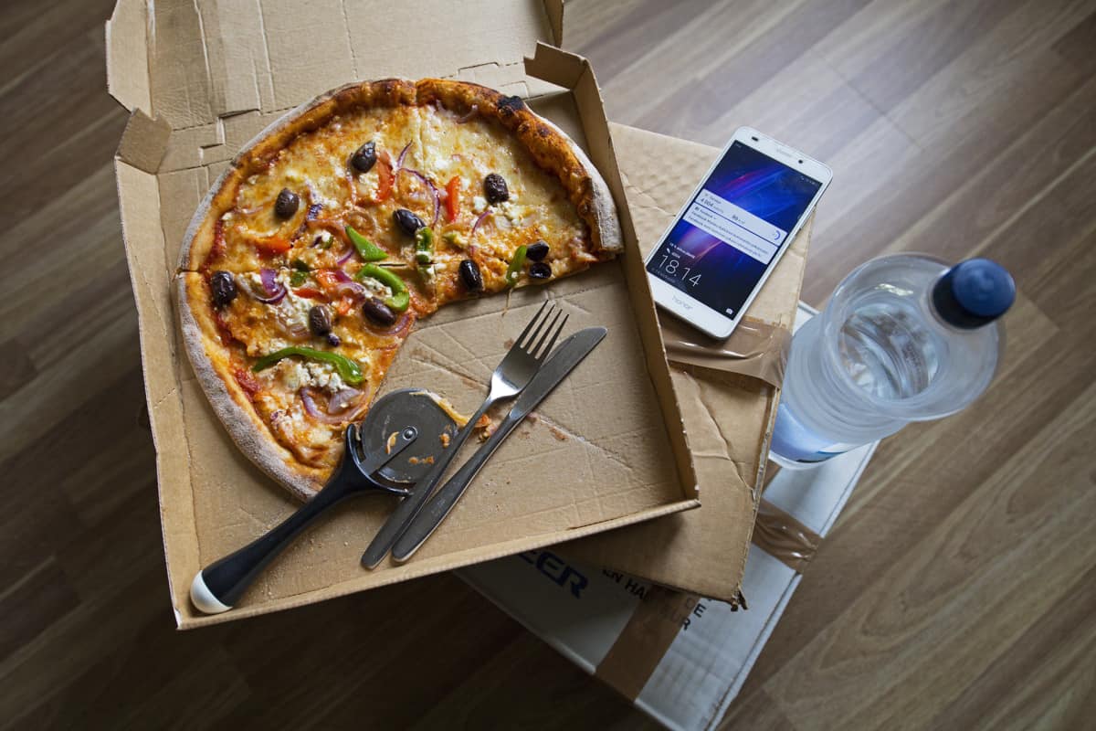 Noutopizza pöydällä.
