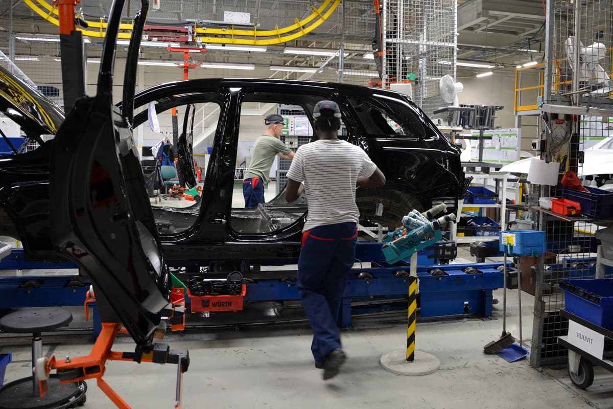 Autonrakennusta Uudenkaupungin autotehtaalla