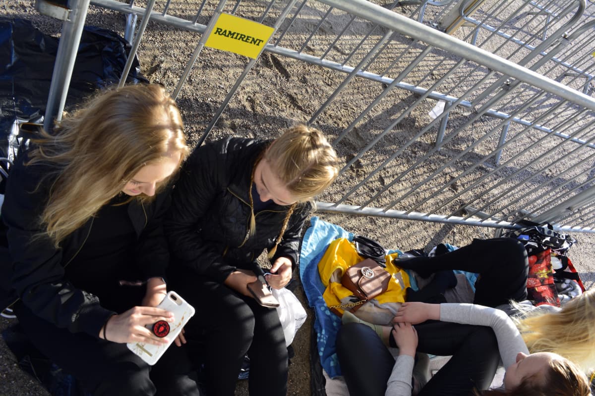 Nuoret naiset jonottavat konserttiin