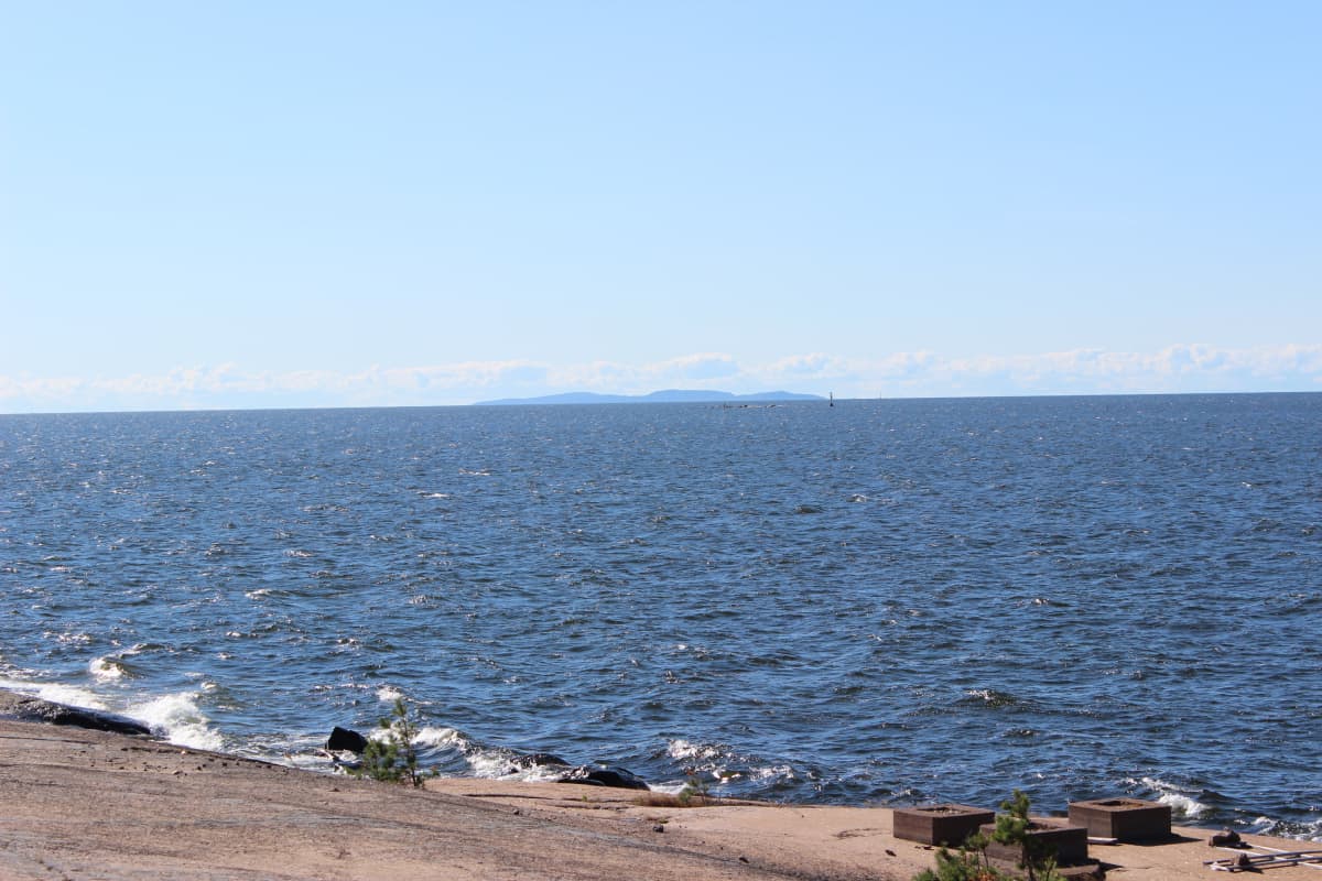 Venäjälle kuuluva Suursaari näkyy selkeällä ilmalla Rankkiin saakka.