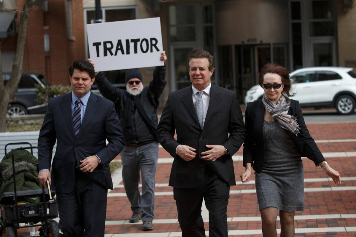 Entinen kampanjapäällikkö Paul Manafort (kesk.)