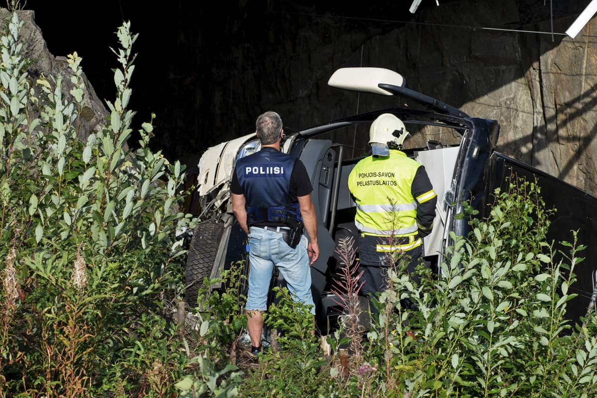 Poliiseja onnettomuuspaikalla.