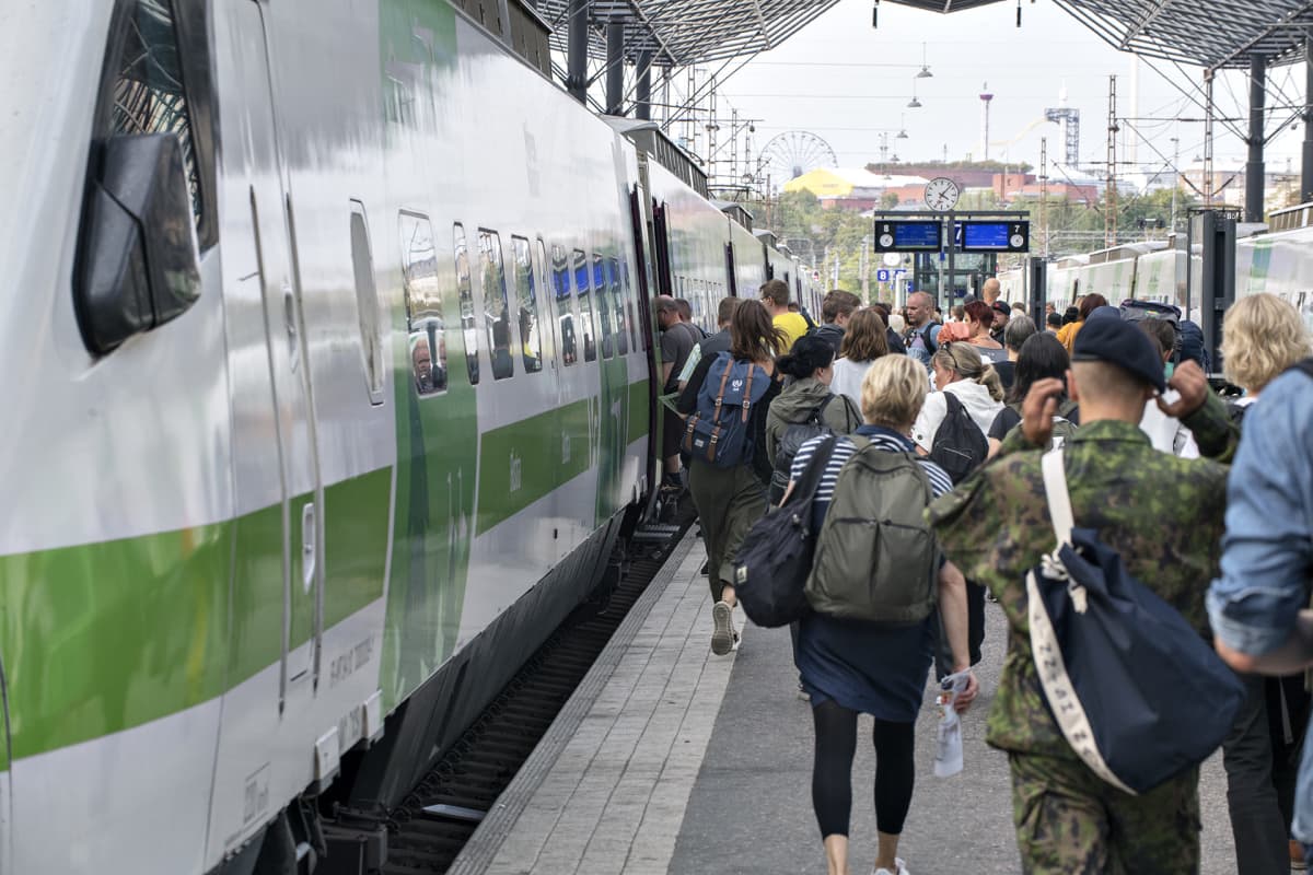 Juna lähdössä Helsingistä.