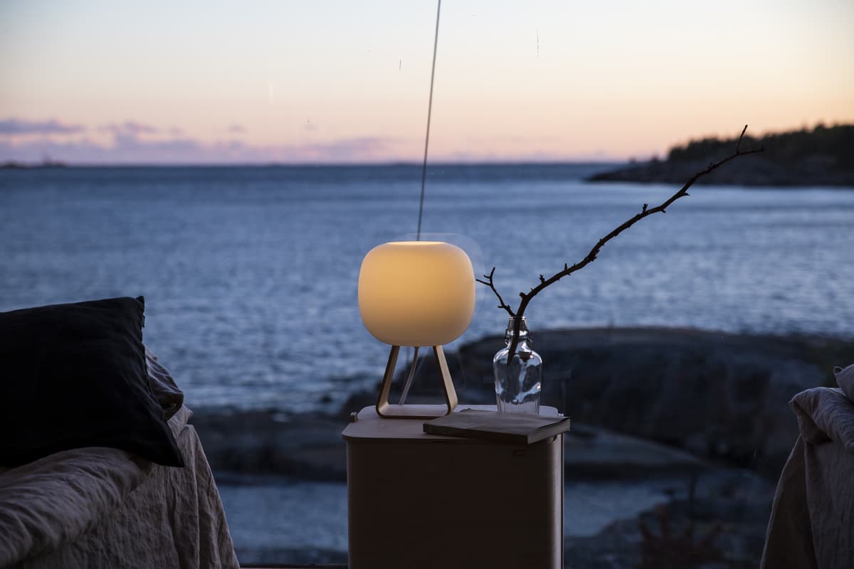 Lamppu ikkunan edessä nolla-mökkin sisällä