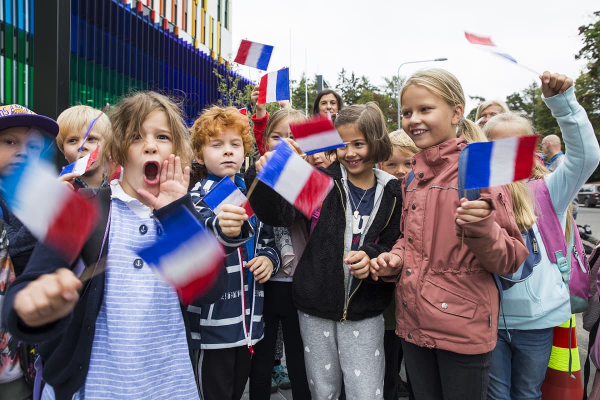 Ranskalais-suomalaisen koulun oppilaat heiluttivat Haukiolle ja Macronille Ranskan lippuja.