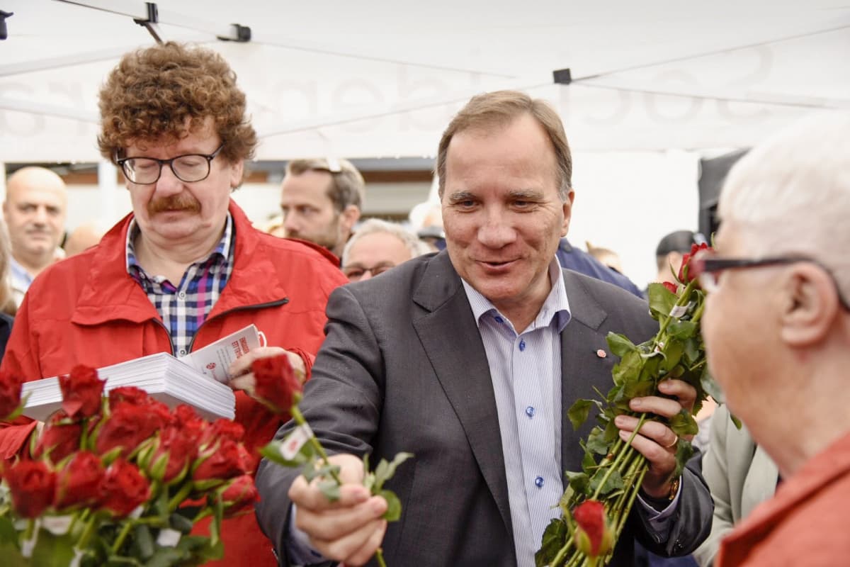 Löfven ojentaa ruusua