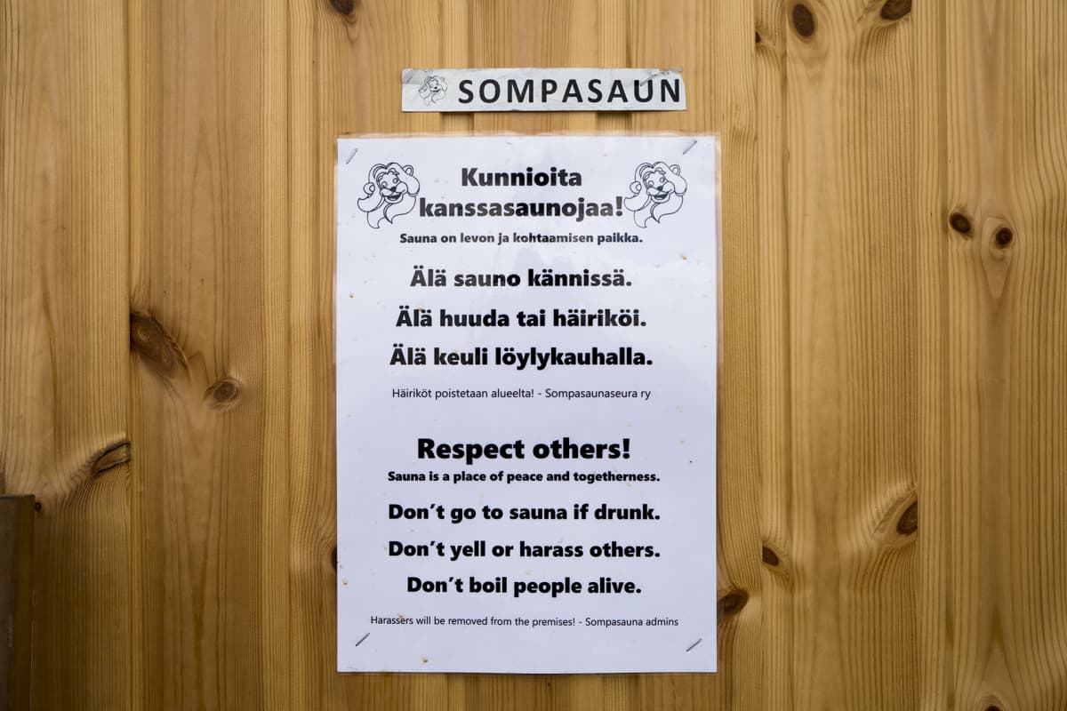 kunniota kanssasaunojaa kyltti sompasaunan ovessa
