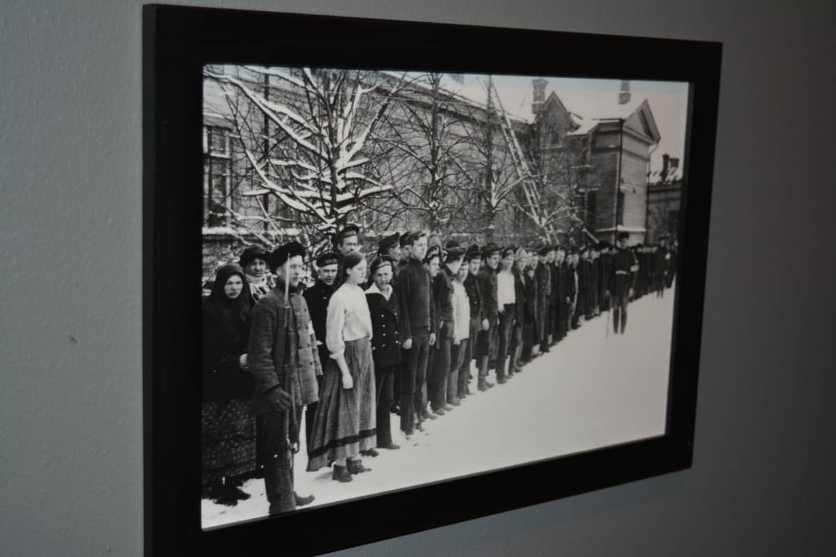 Kansan Arkiston kuva Vaasasta 1918. Kuva on esillä Seinäjoen Suojeluskuntamuseossa.