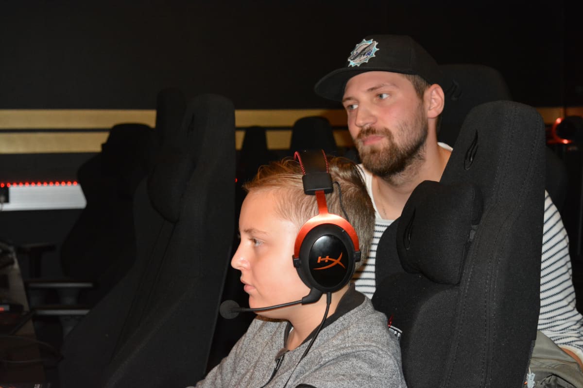 13-vuotias Lenni Saari pelaa Fortniteä ja haaveilee tulevansa e-urheilijaksi. Seinäjokelainen Matteus Markko on jo kokenut, millaista pelimaailmassa on ammattilaistasolla.