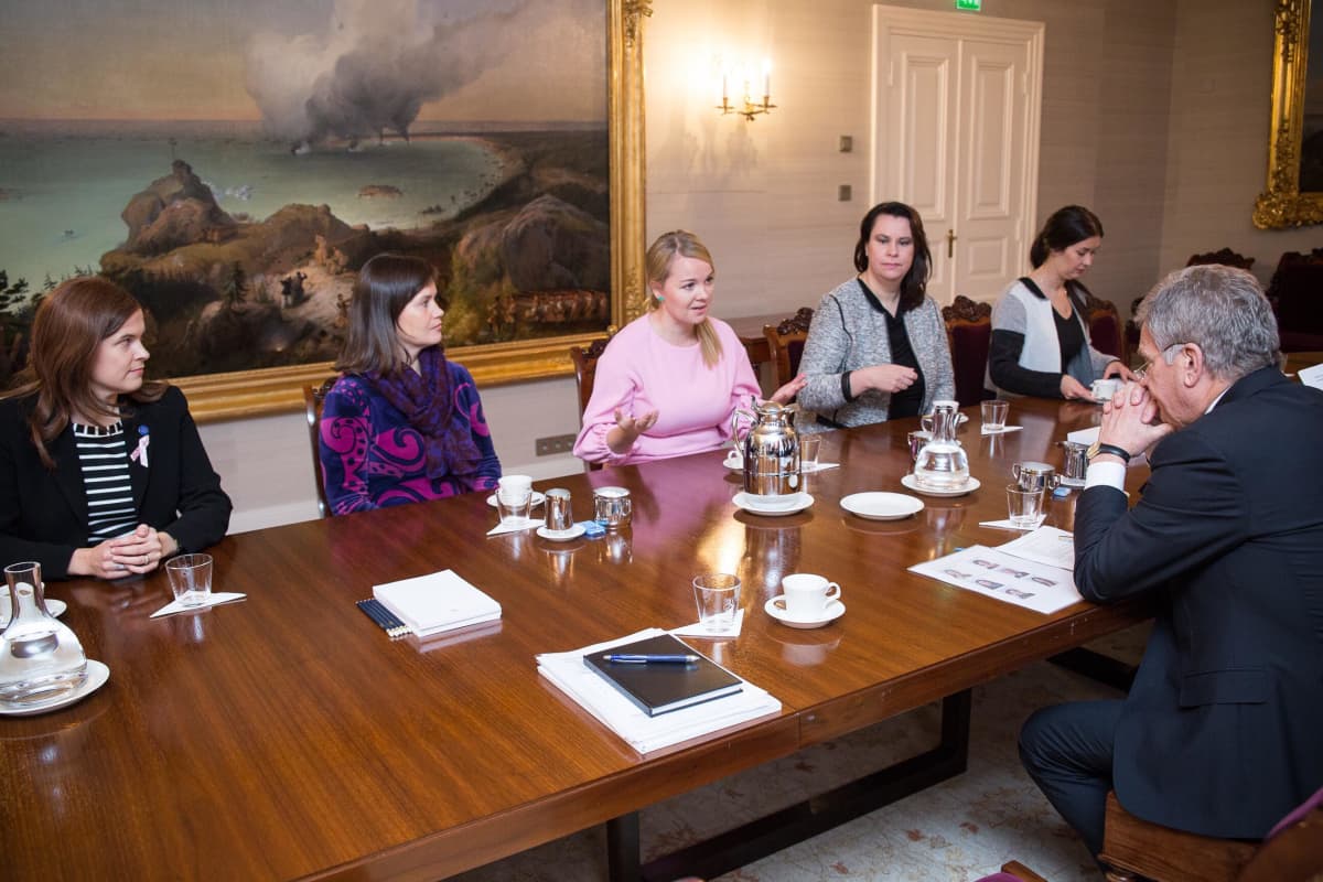 Arktisen alueen parlamentaarikkokonferenssin Suomen valtuuskunta tapaamassa presidentti Sauli Niinistöä.