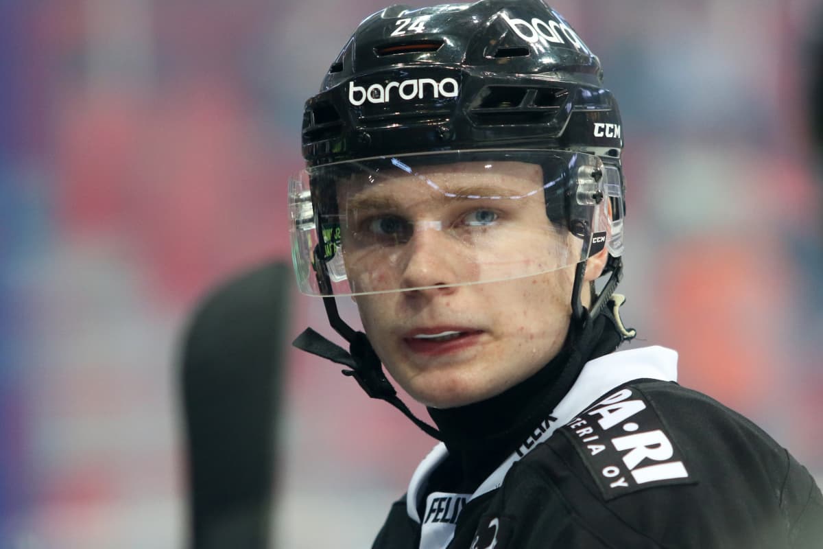 Kaapo Kakko lähikuvassa.