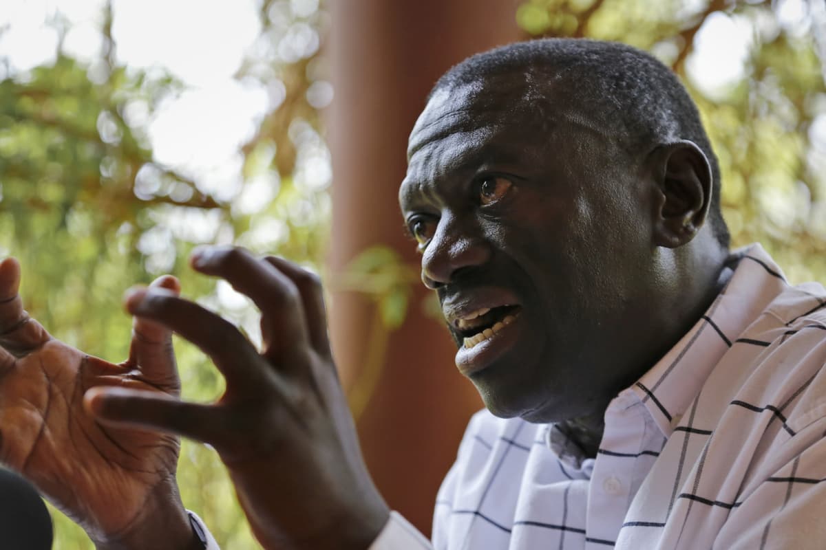 Kizza Besigye lähikuvassa.