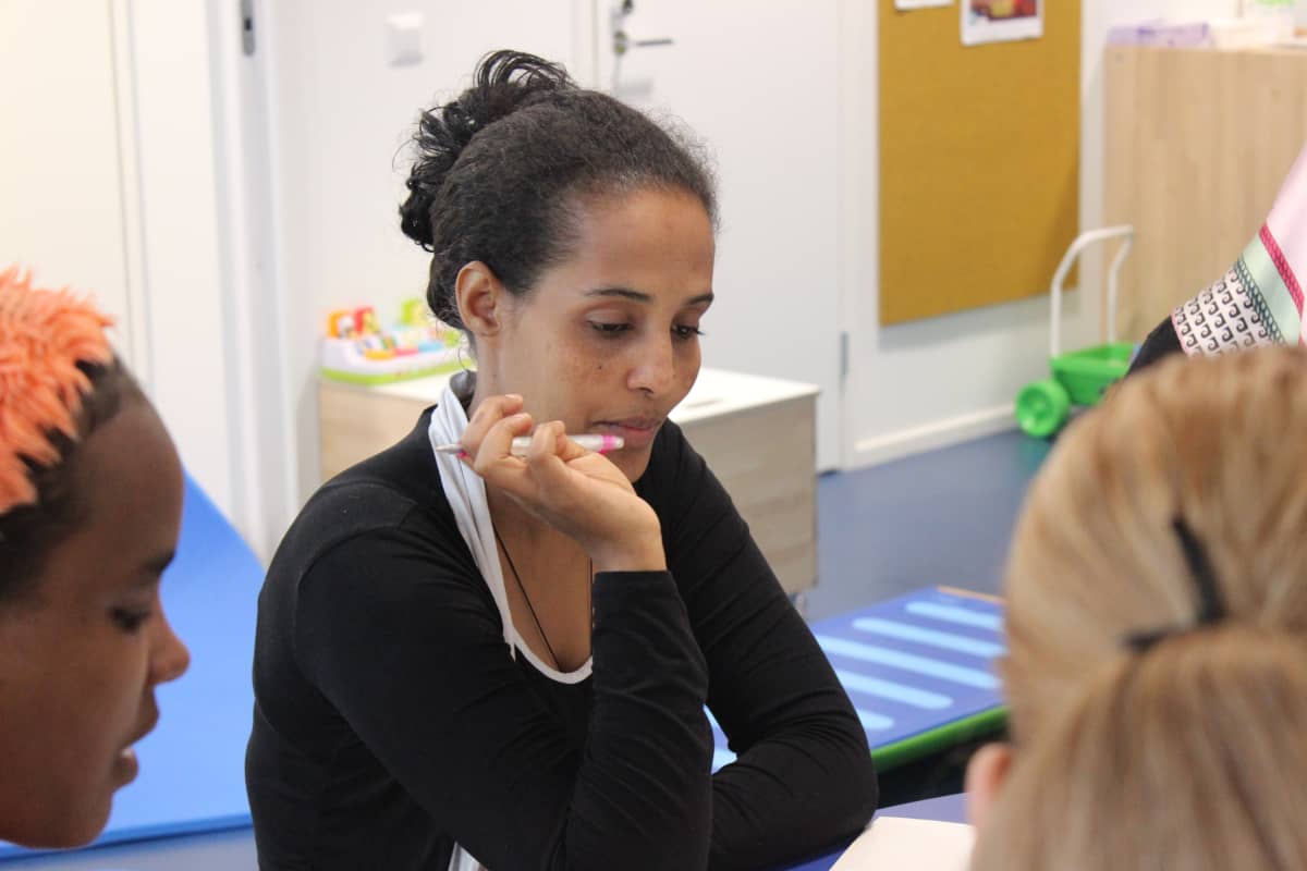 Roza Tweldemedhin maahanmuuttajaäitien kielikurssilla.