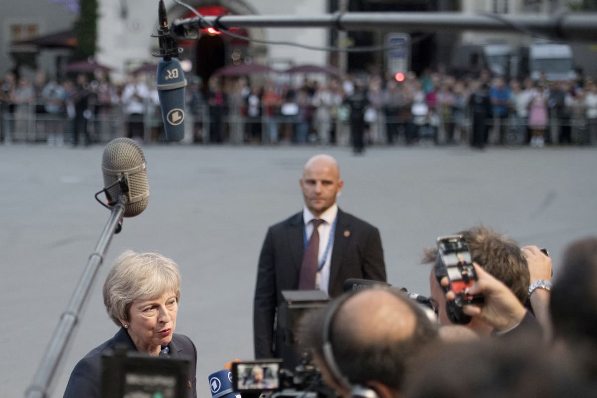 Theresa May puhuu toimittajille Salzburgissa.