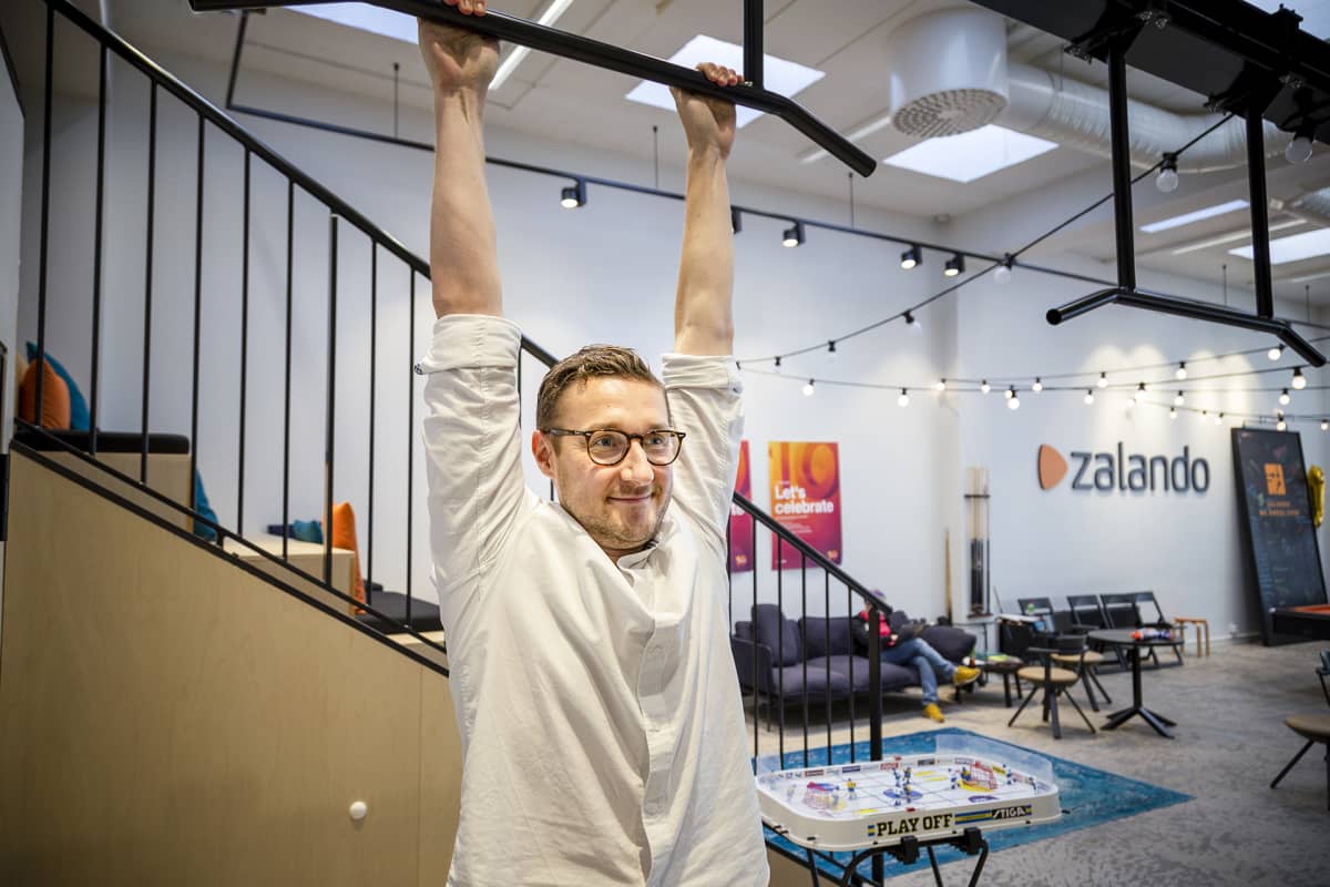 mies roikkuu rekkitangossa