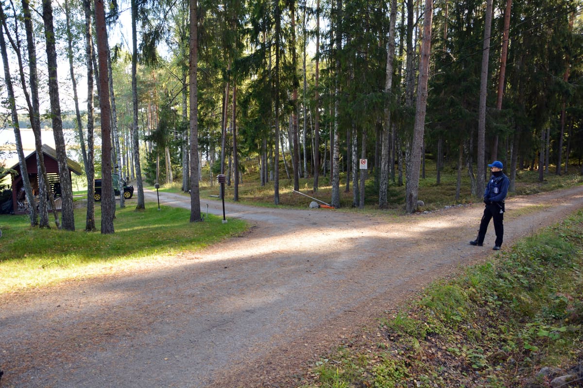 Poliisi valvoo yhä Paraisilla Ybbersnäsintien päässä olevaa rantakiinteistöä.