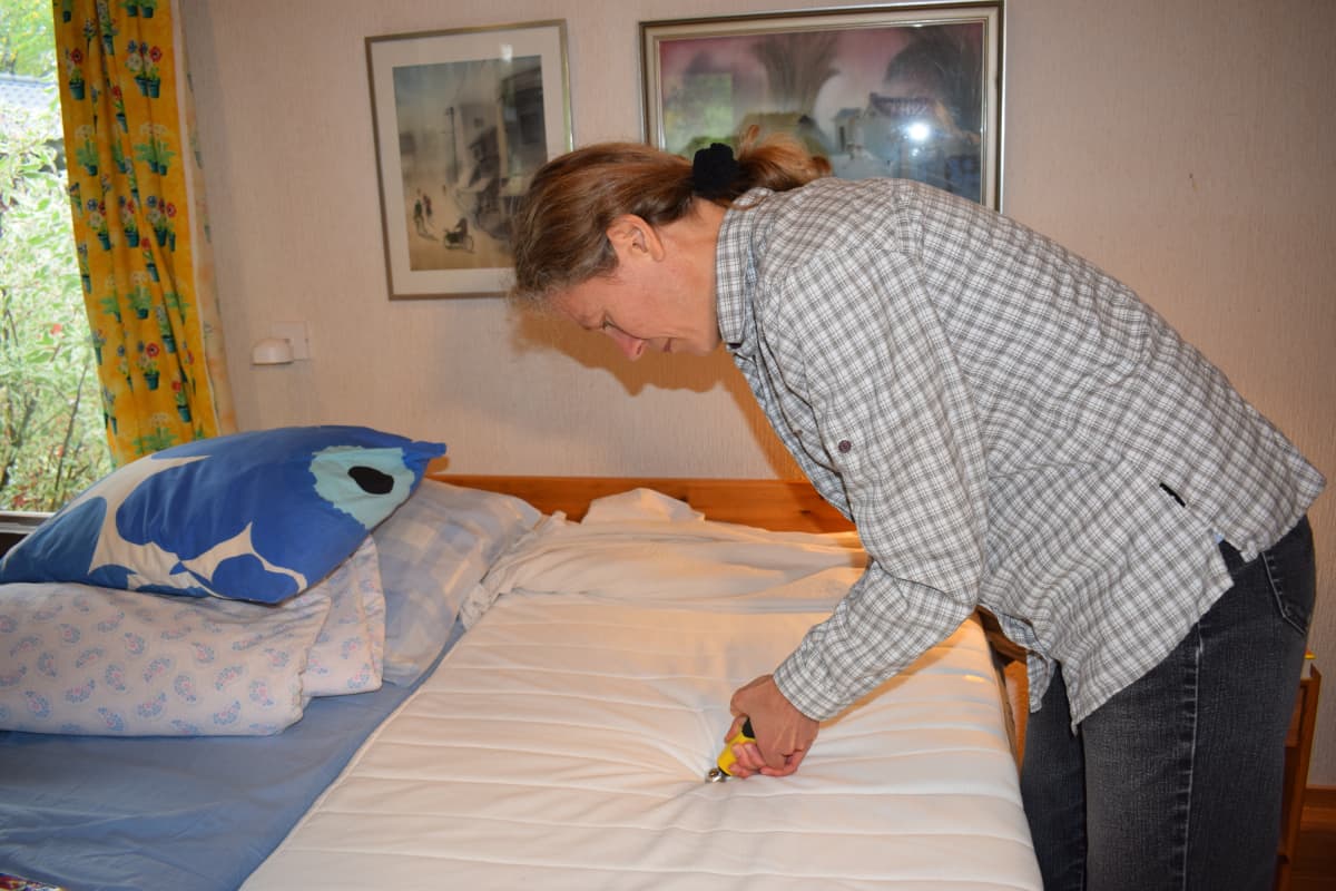 Tutkimusassitentti Tiina Vitikainen mittaa vuoteen kosteutta.
