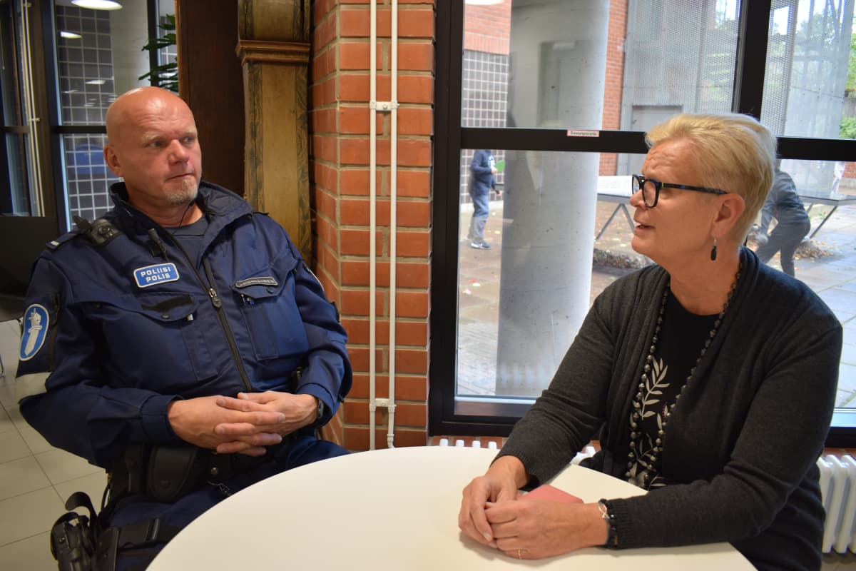 Turun normaalikoulun rehtori Satu Kekki keskustelee aluepoliisi Vesa Jauhiaisen kanssa.