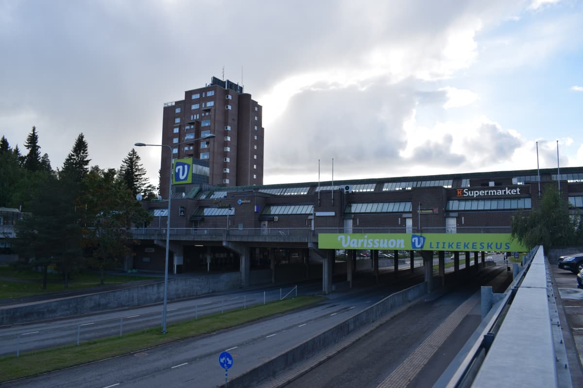 Varissuon liikekeskus ja tornitalo.