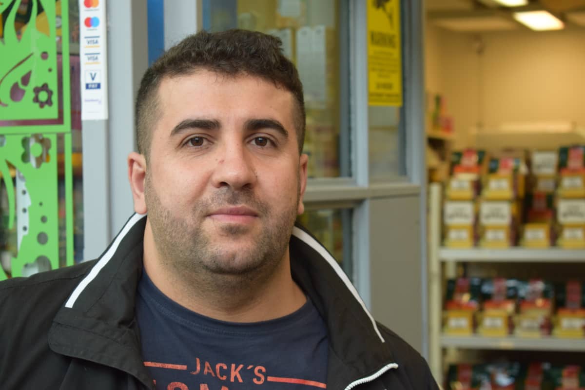 Kamaran Azamifar pitää elintarvikekauppaa Varissuolla.